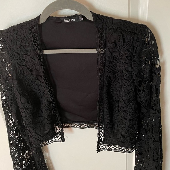 🎉 2x Host Pick! 🎉 Boohoo Black Flare Sleeve Lace Crochet Crop Top - Size 6 - Picture 9 of 13